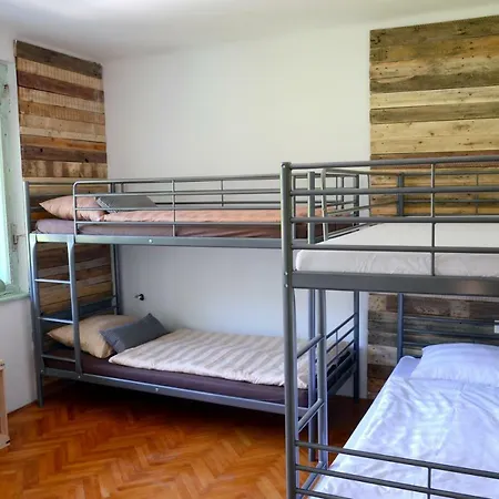 Garden House Hostel *