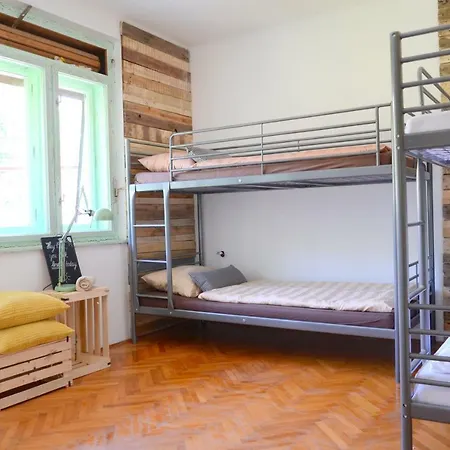 Хостел Garden House *