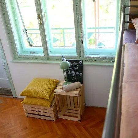 Hostel Garden House *